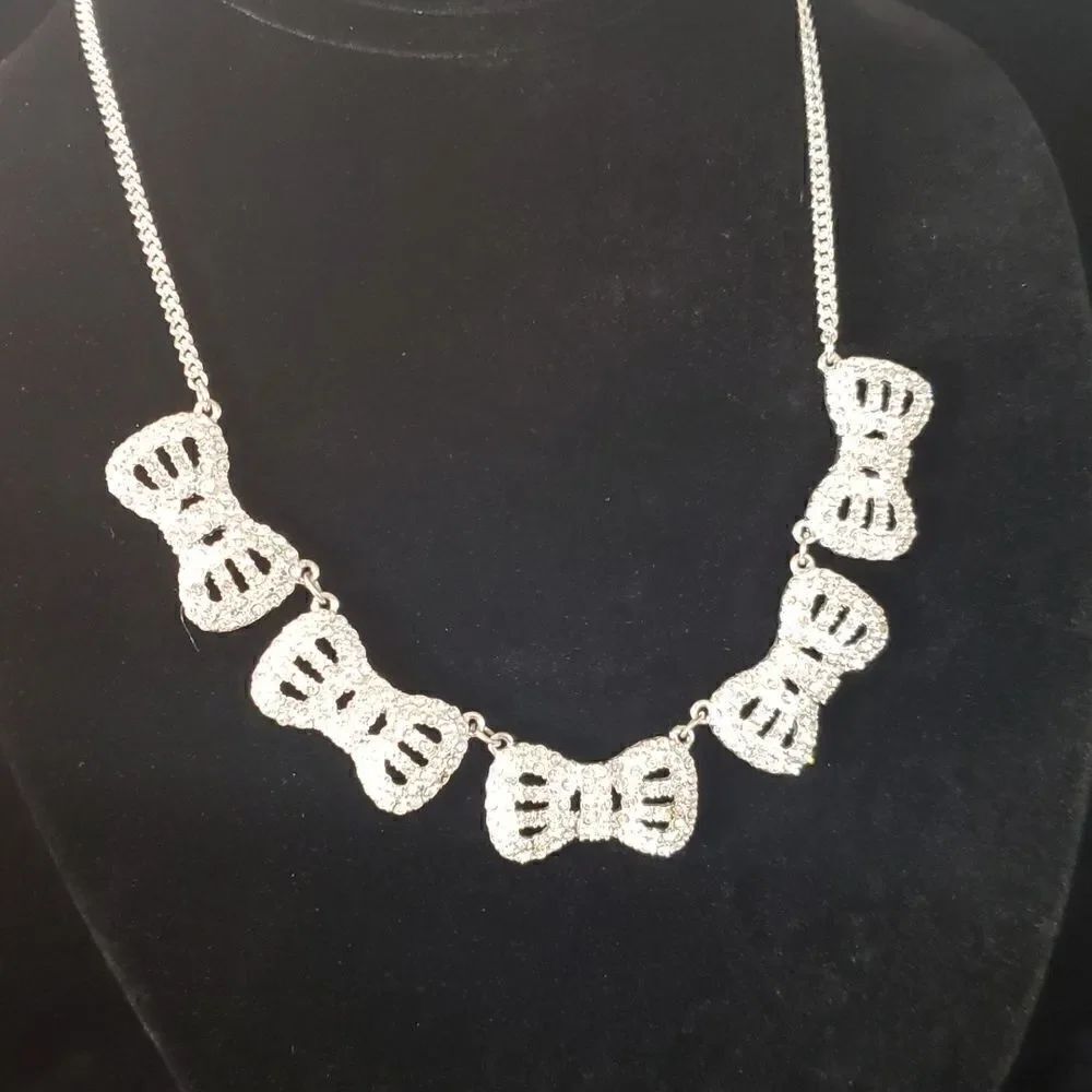 Pretty Sparkly Silvertone 5 Bow Necklace